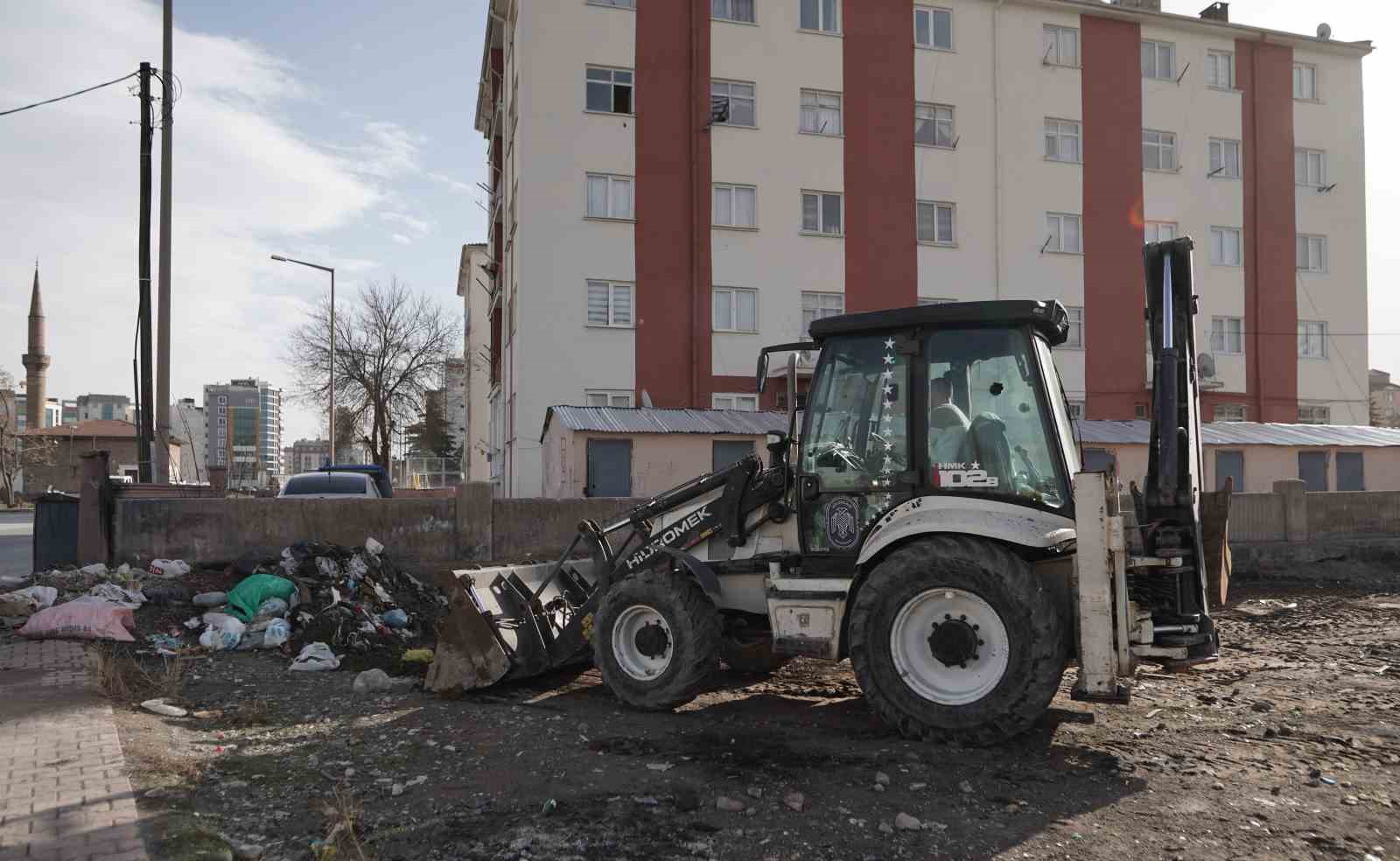Melikgazi’de şiddetli rüzgarın etkileri temizlendi
