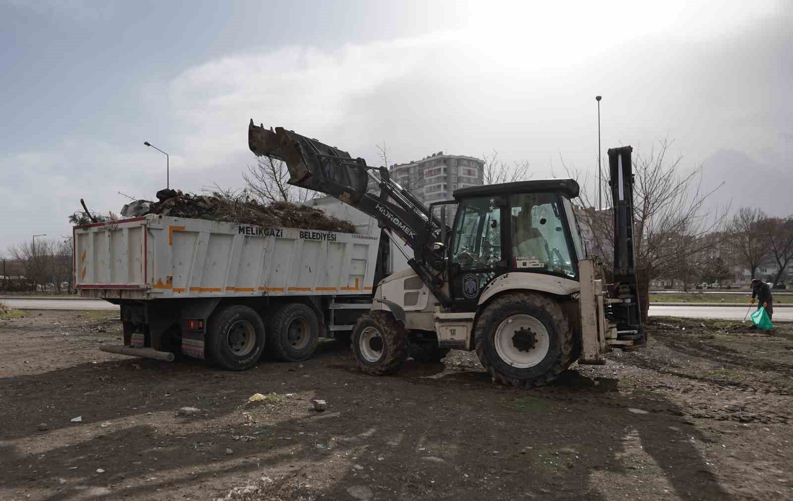 Melikgazi’de şiddetli rüzgarın etkileri temizlendi
