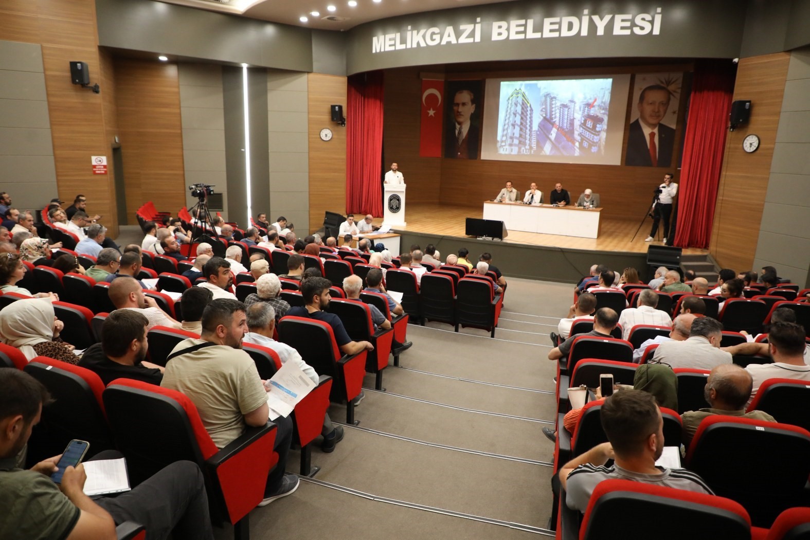 Melikgazi’nin kazandıran finans modeli ‘kazan kazan’, birçok ailenin ev sahibi olmasını kolaylaştırdı
Melikgazi’nin kazandıran finans modeli ‘kazan kazan’, birçok ailenin ev sahibi olmasını kolaylaştırdı