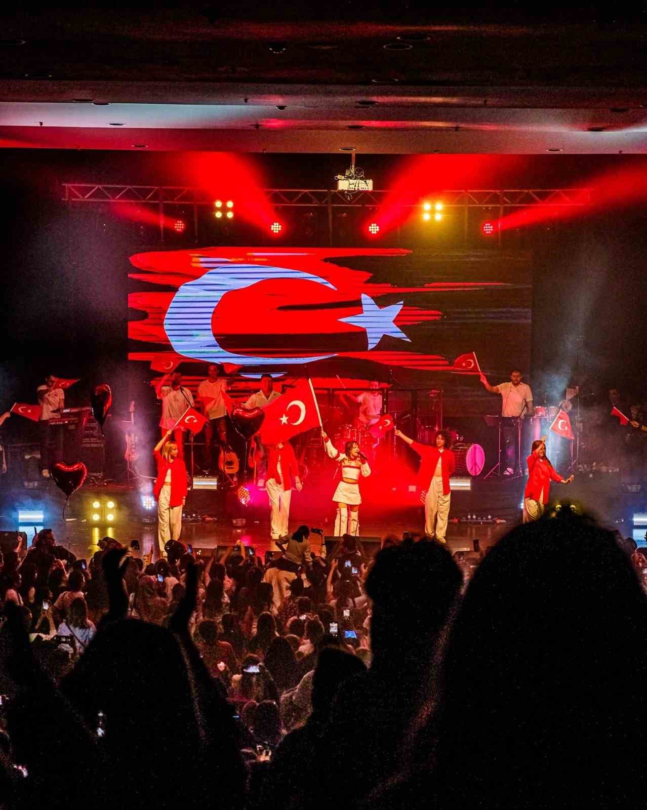 Melis Fis, 1 yılda Türkiye’nin 81 ilinde sahne aldı
Melis Fis, 1 yılda Türkiye’nin 81 ilinde sahne aldı