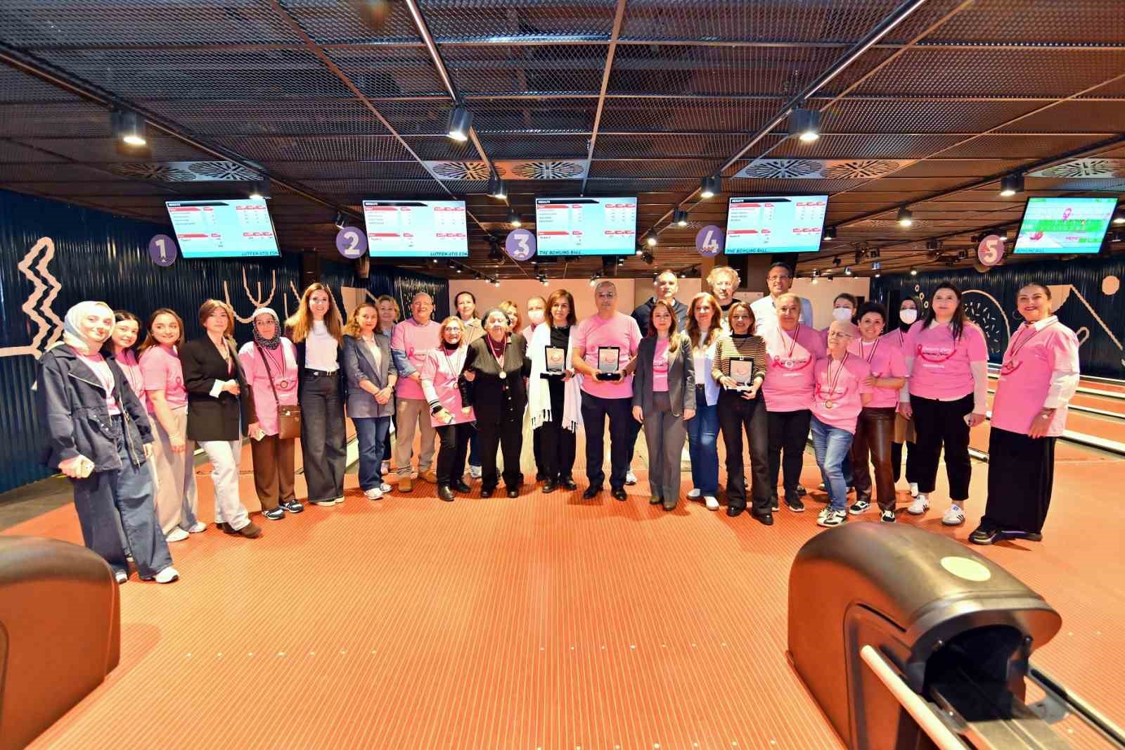 Meme kanseri hastaları doktorlarıyla bowling pistinde buluştu
