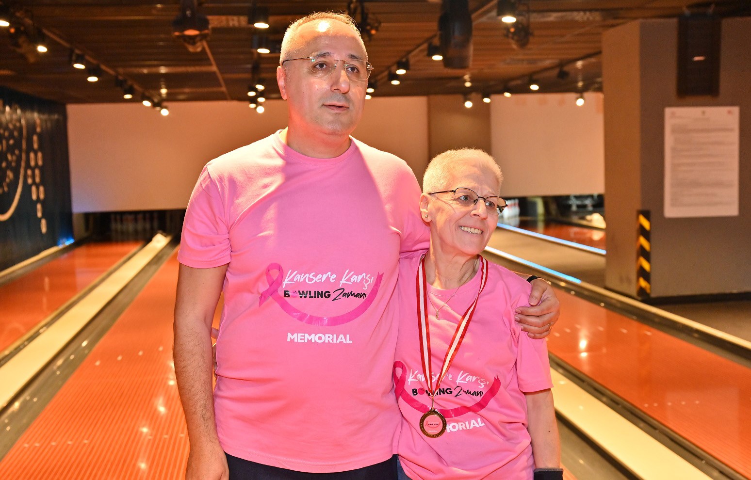 Meme kanseri hastaları doktorlarıyla bowling pistinde buluştu

