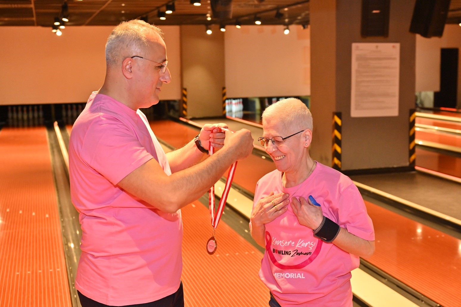 Meme kanseri hastaları doktorlarıyla bowling pistinde buluştu
