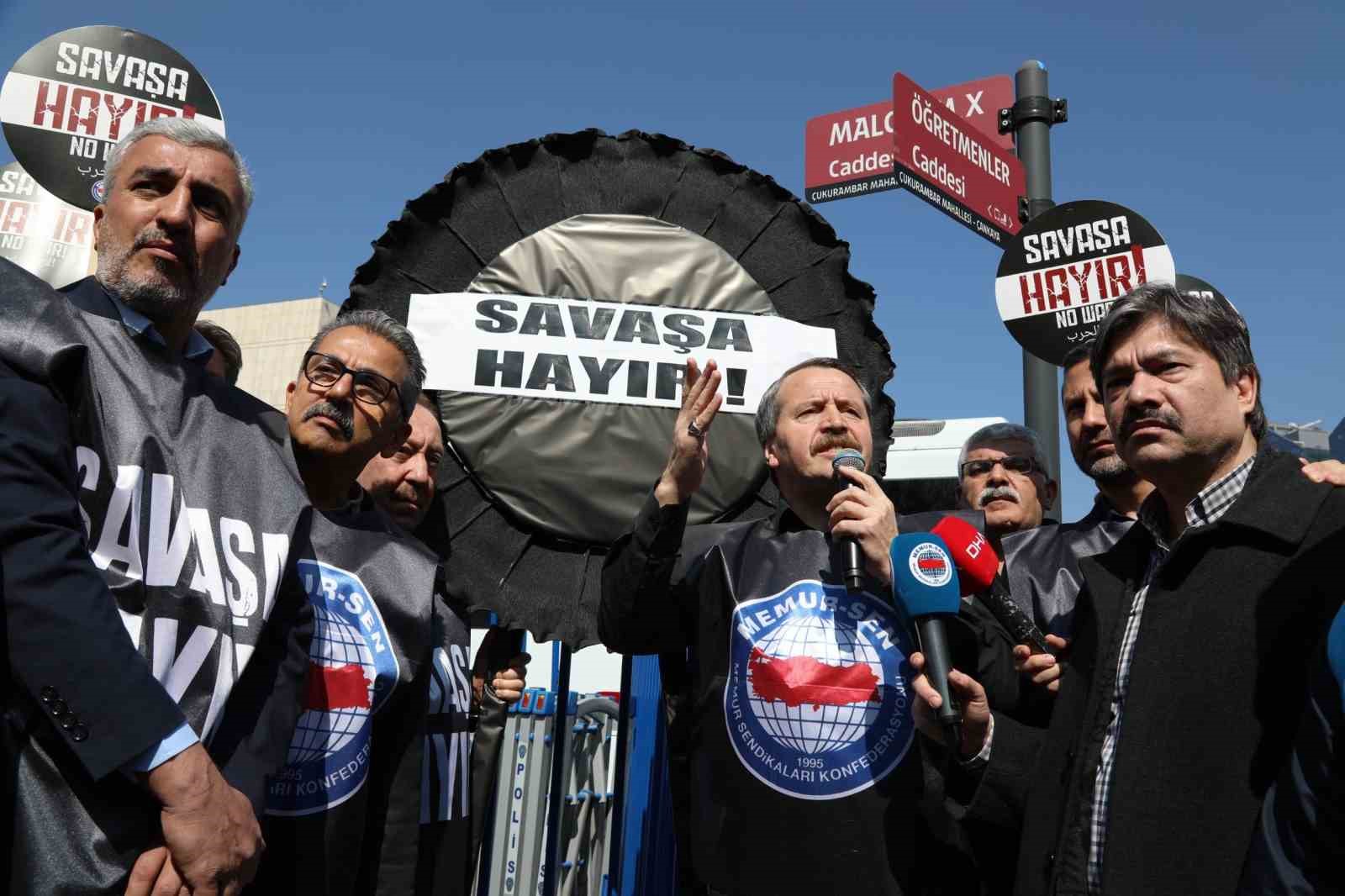 Memur-Sen, ABD Büyükelçiliği önüne siyah çelenk bıraktı
