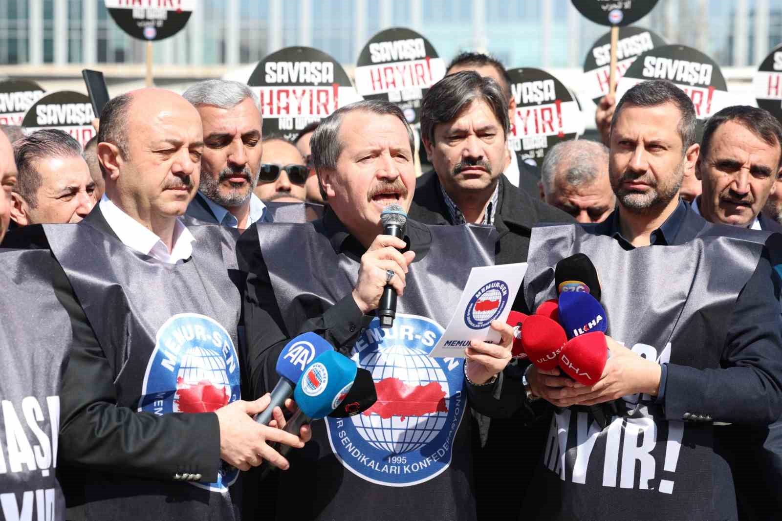 Memur-Sen, ABD Büyükelçiliği önüne siyah çelenk bıraktı
