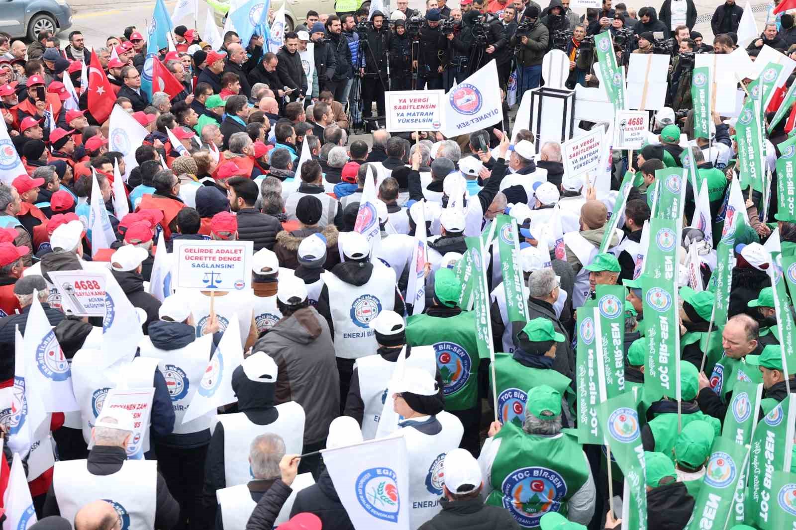 Memur-Sen Genel Başkanı Yalçın: "Kayıpların telafi edildiği ve emekliye de yansıyacak şekilde seyyanen zam verilsin diyoruz"
