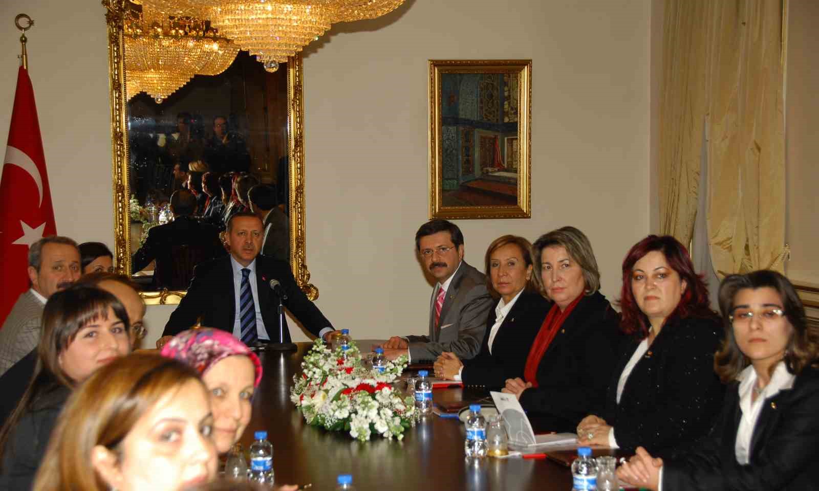 Memurluğu bıraktı, şimdi dünya markalarına gelinlik dikiyor
Memurluğu bıraktı, şimdi dünya markalarına gelinlik dikiyor