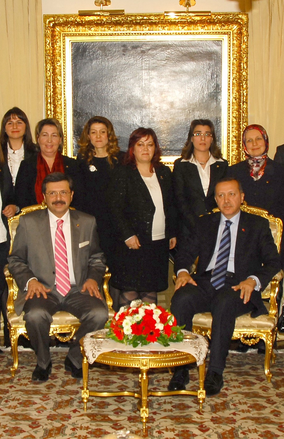 Memurluğu bıraktı, şimdi dünya markalarına gelinlik dikiyor
Memurluğu bıraktı, şimdi dünya markalarına gelinlik dikiyor