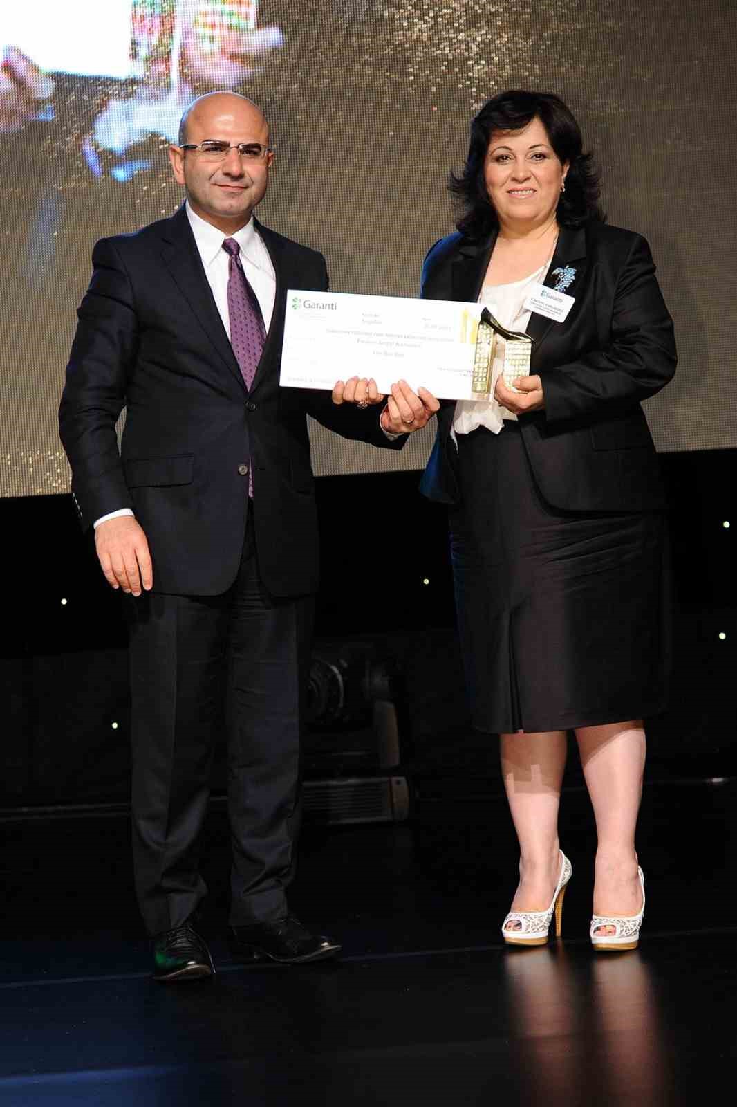 Memurluğu bıraktı, şimdi dünya markalarına gelinlik dikiyor
Memurluğu bıraktı, şimdi dünya markalarına gelinlik dikiyor