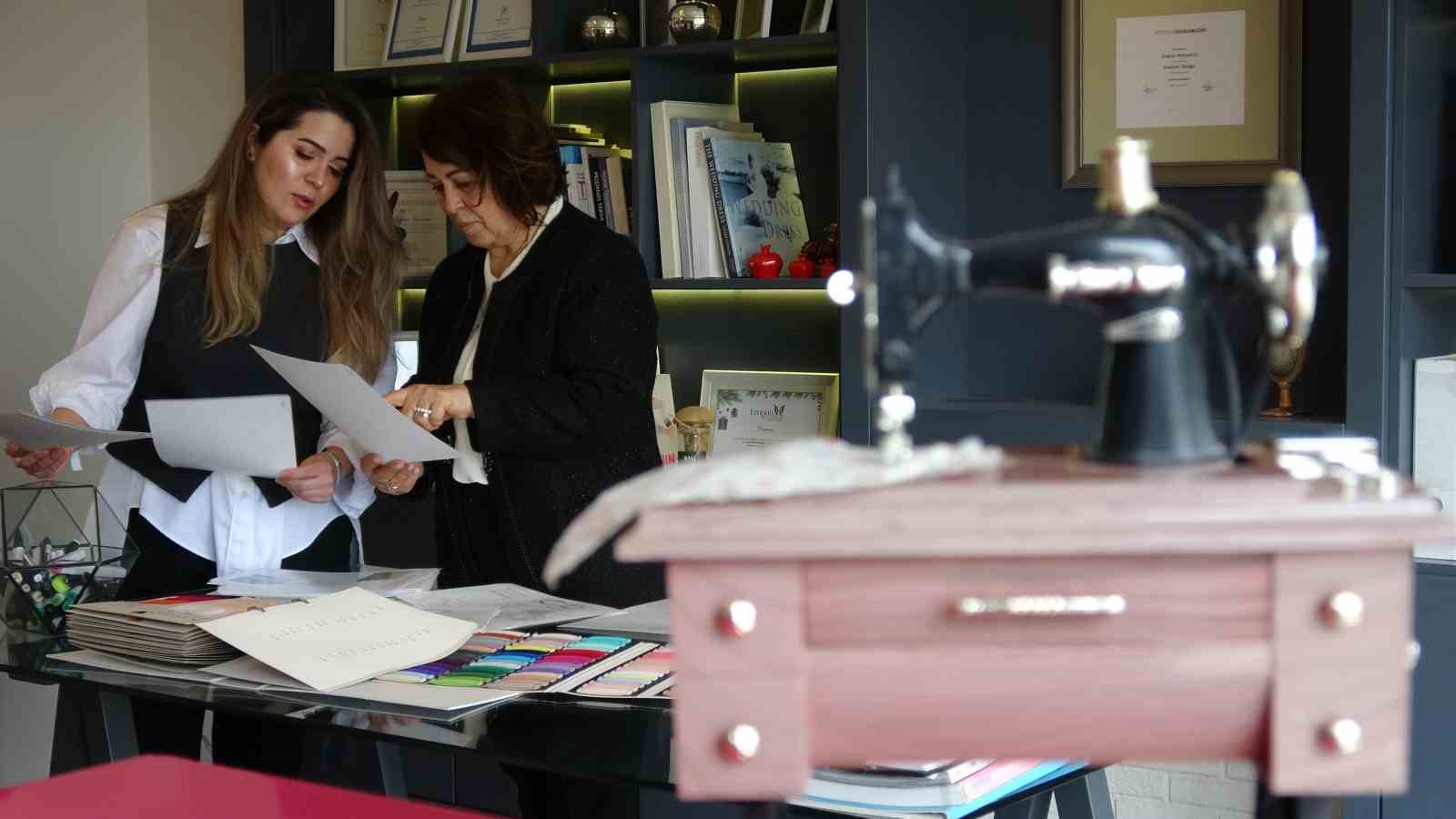 Memurluğu bıraktı, şimdi dünya markalarına gelinlik dikiyor
Memurluğu bıraktı, şimdi dünya markalarına gelinlik dikiyor