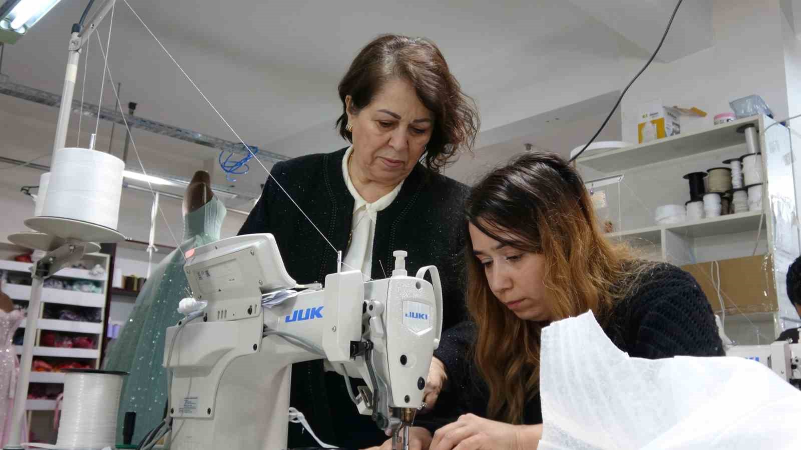 Memurluğu bıraktı, şimdi dünya markalarına gelinlik dikiyor
Memurluğu bıraktı, şimdi dünya markalarına gelinlik dikiyor