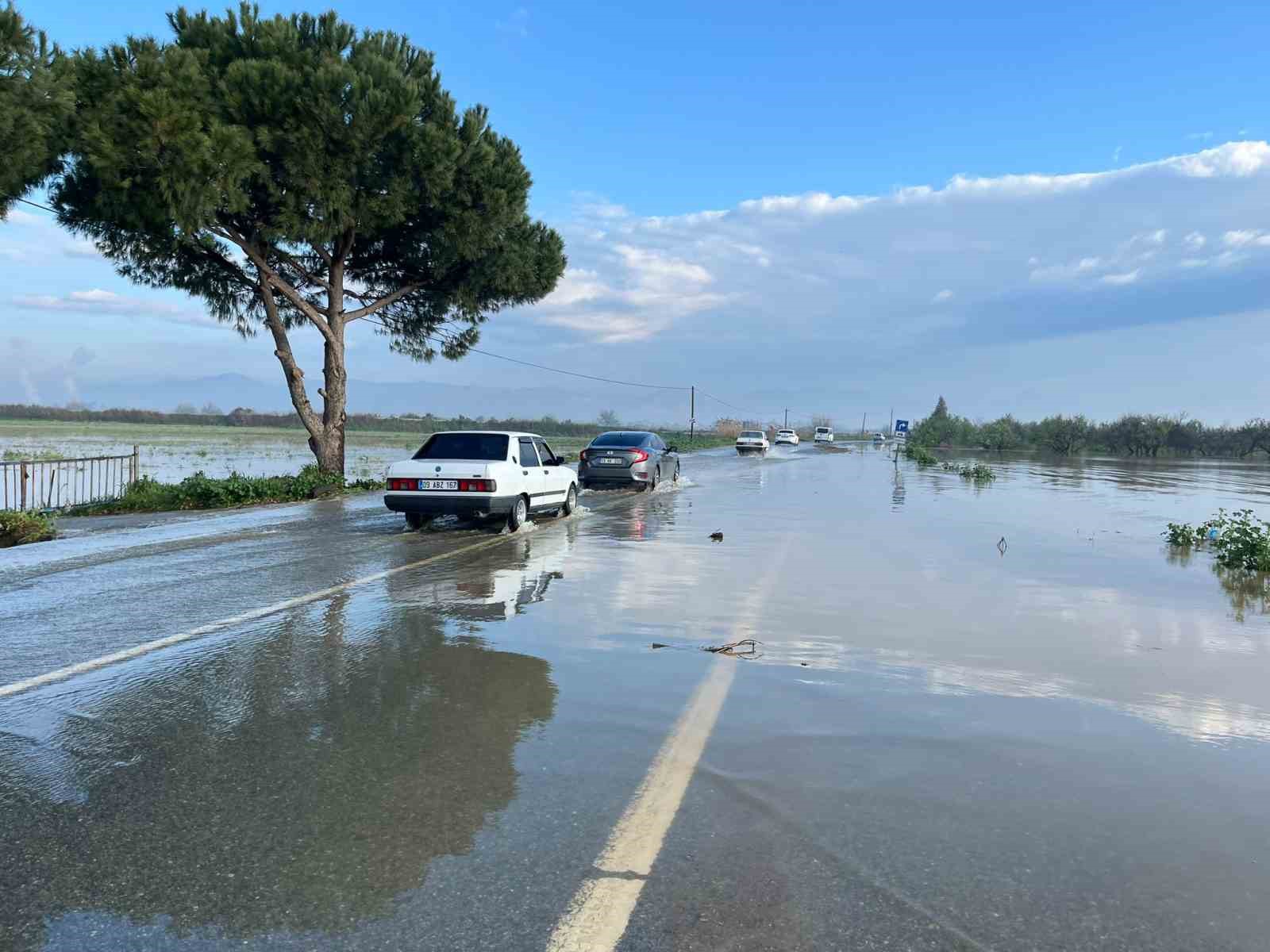 Menderes Nehri taştı, İncirliova-Koçarlı yolu sular altında kaldı
