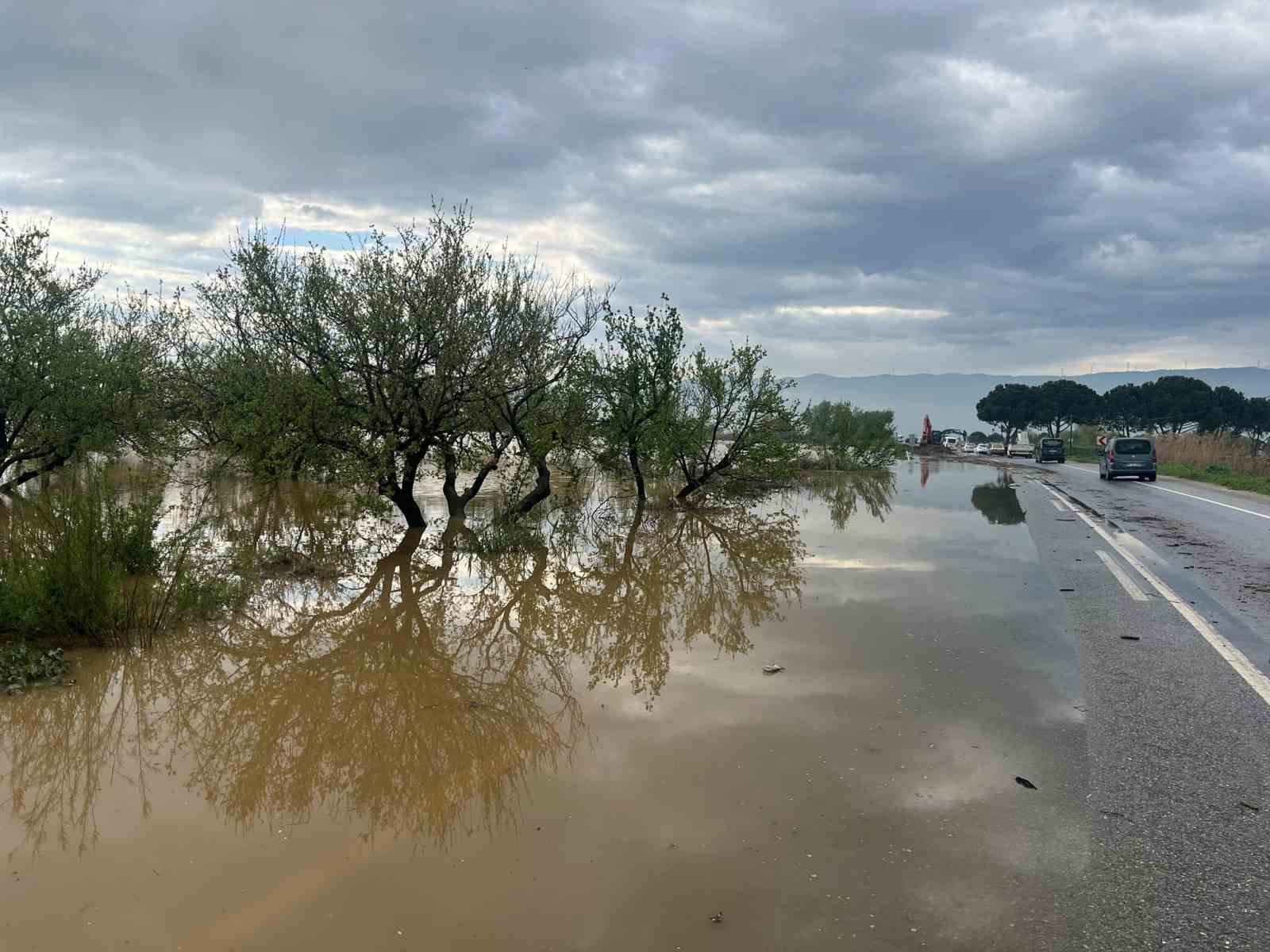 Menderes Nehri taştı, İncirliova-Koçarlı yolu sular altında kaldı

