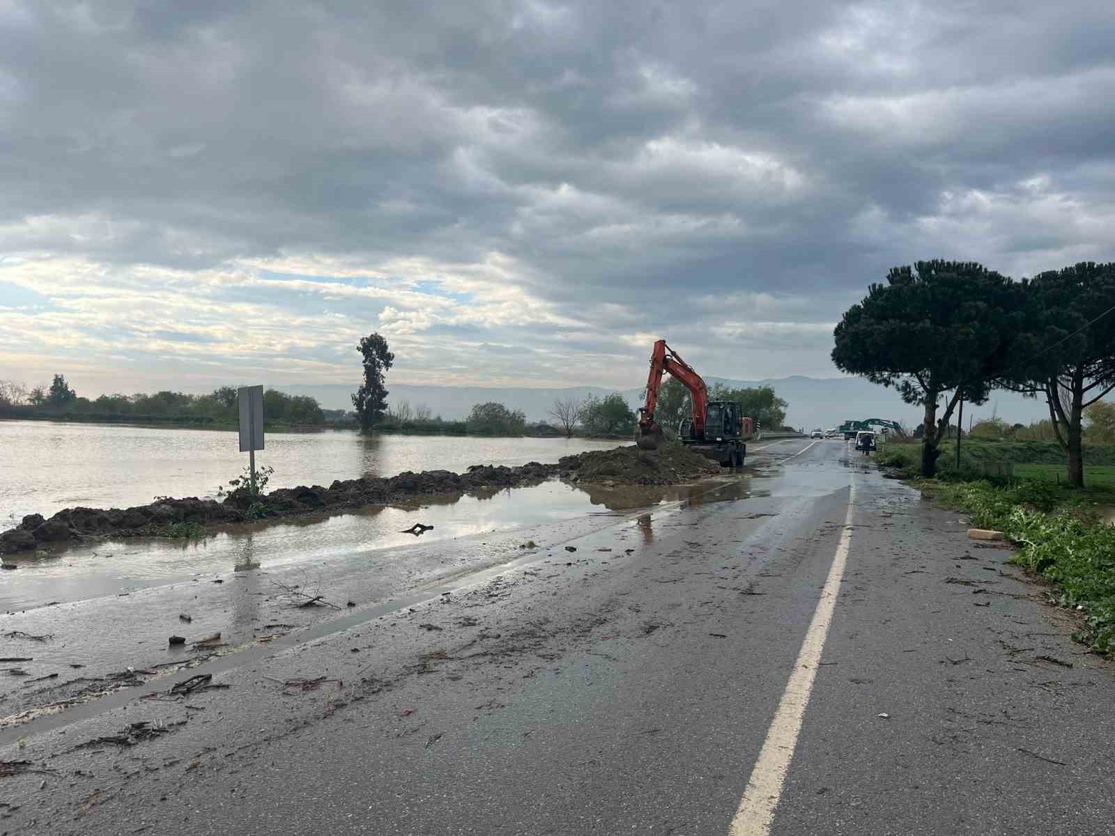 Menderes Nehri taştı, İncirliova-Koçarlı yolu sular altında kaldı

