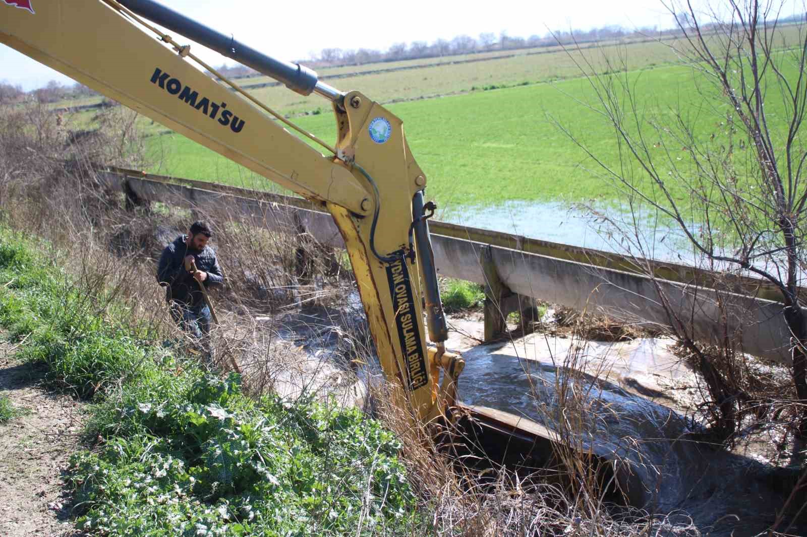 Menderes taştı, yüzlerce dönüm sular altında kaldı
