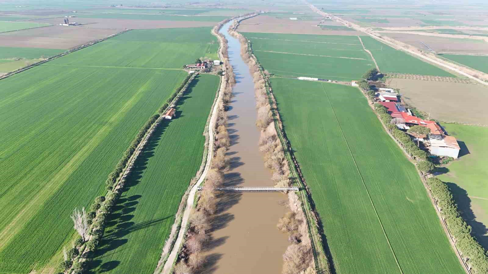 Menderes taştı, yüzlerce dönüm sular altında kaldı
