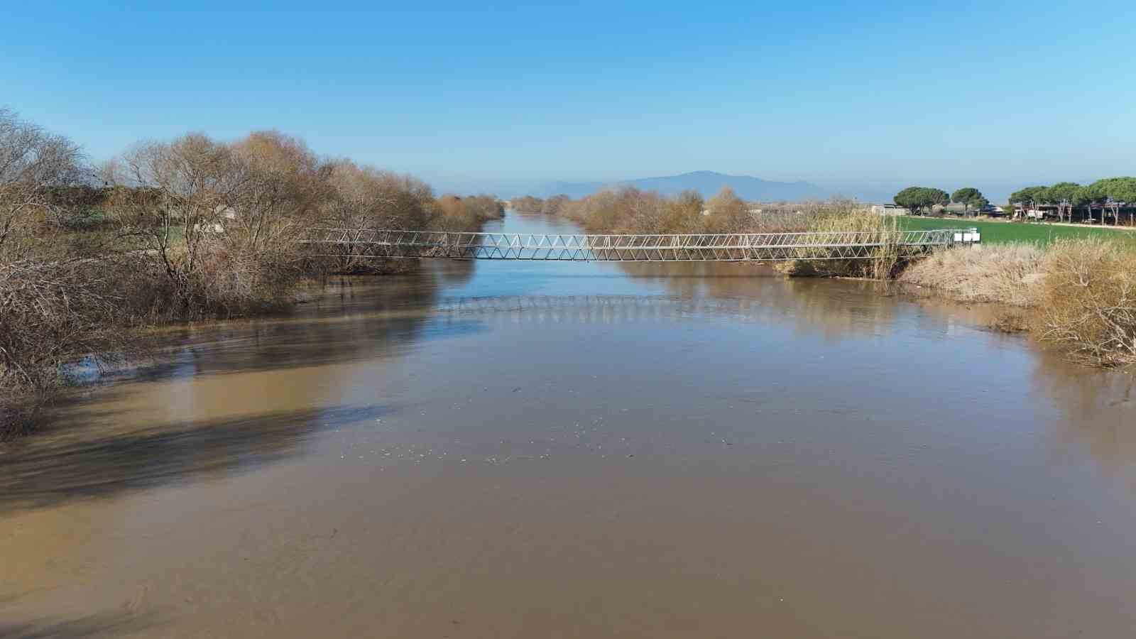 Menderes taştı, yüzlerce dönüm sular altında kaldı
