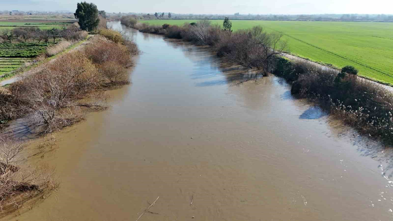 Menderes taştı, yüzlerce dönüm sular altında kaldı
