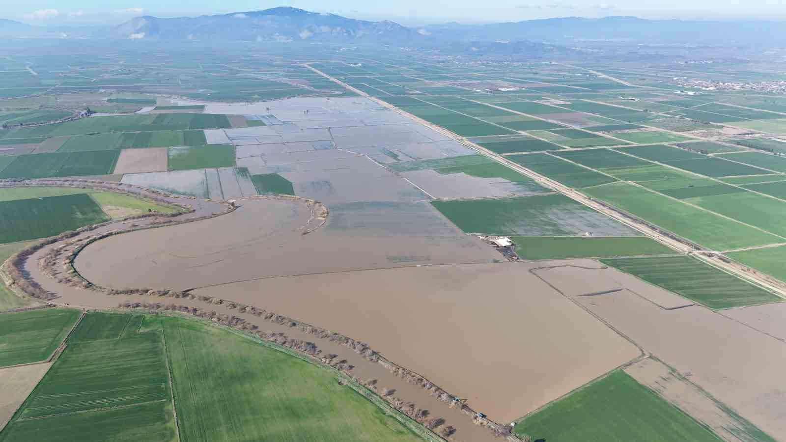 Menderes taştı, yüzlerce dönüm sular altında kaldı
