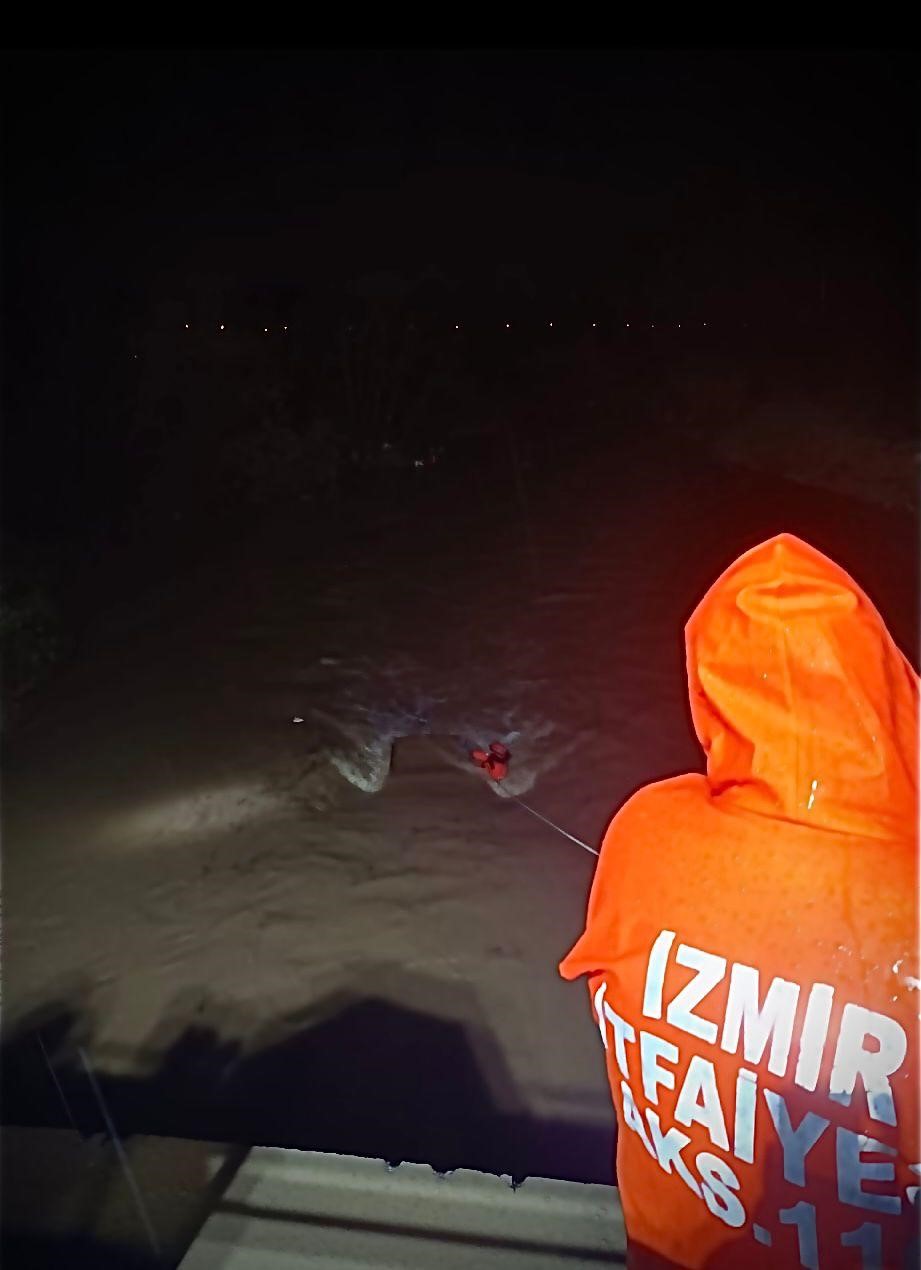 Menderes’te araç dereye uçtu, İzmir itfaiyesi seferber oldu
