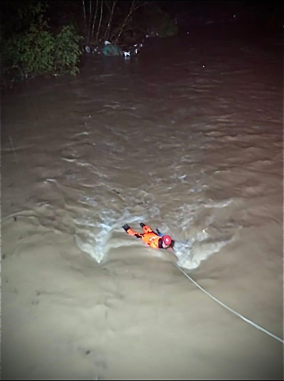 Menderes’te araç dereye uçtu, İzmir itfaiyesi seferber oldu
