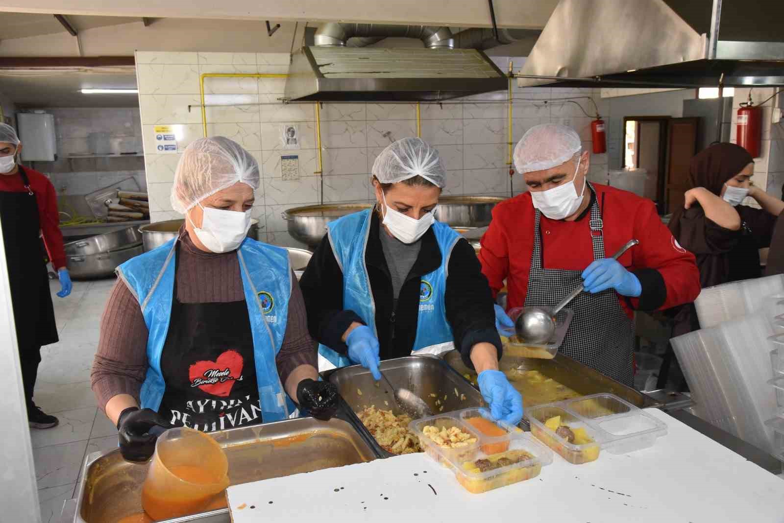 Menemen Belediyesi Aşevi’nden her gün 10 bin kişiye yemek
