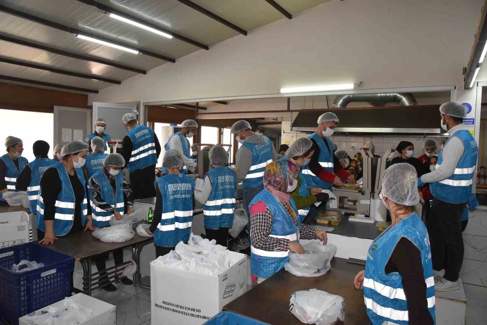 Menemen Belediyesi Aşevi’nden her gün 10 bin kişiye yemek
