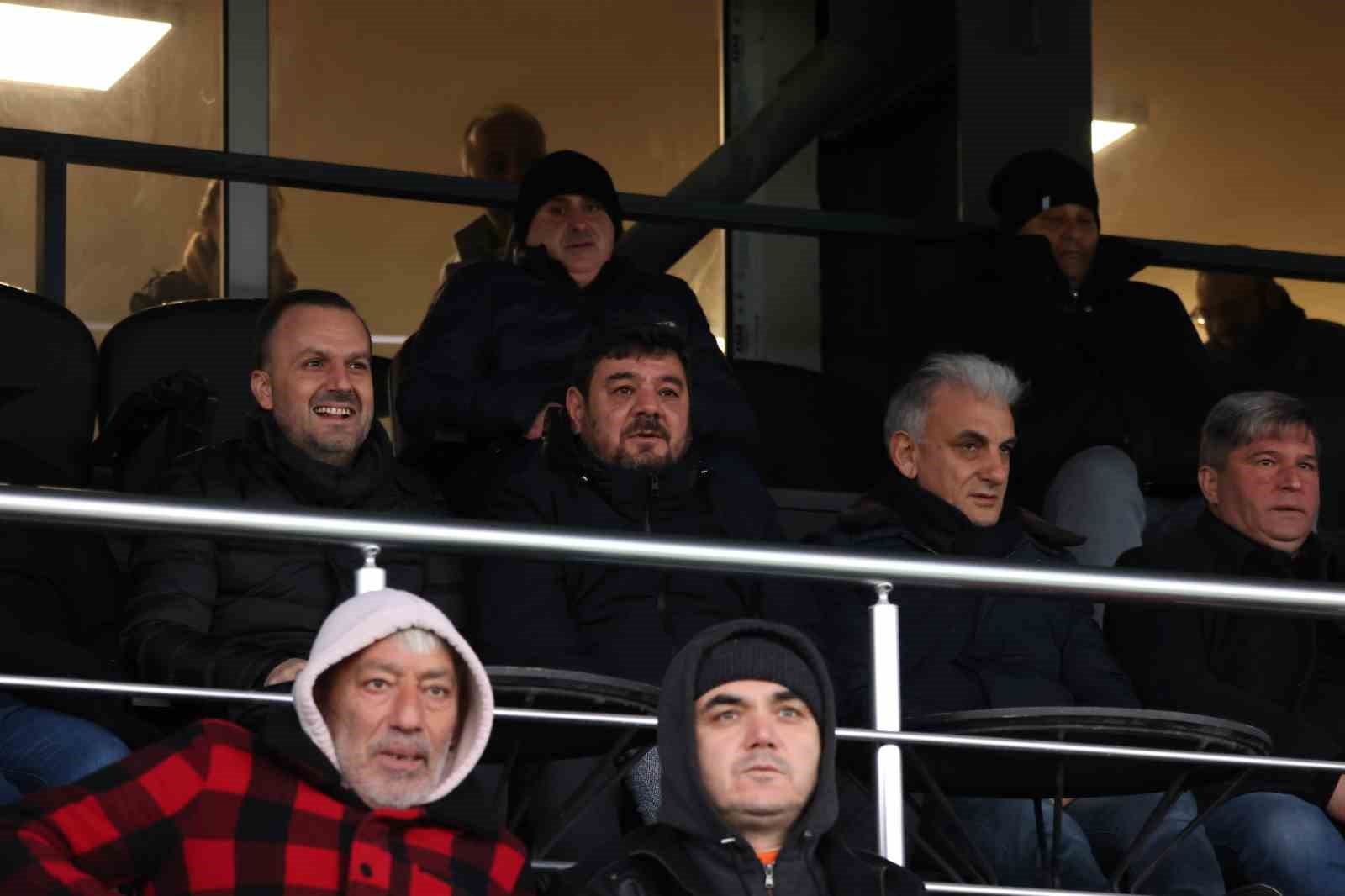 Menemen FK, Bursaspor Teknik Direktörü Mustafa Er’e tepki gösterdi
Menemen FK, Bursaspor Teknik Direktörü Mustafa Er’e tepki gösterdi