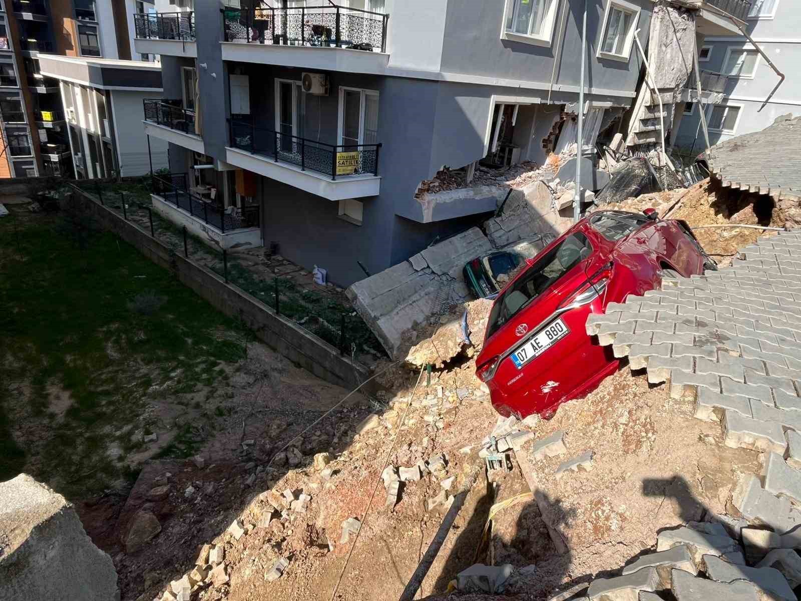 Menemen’de istinat duvarı çöken binanın müteahhidi gözaltına alındı
