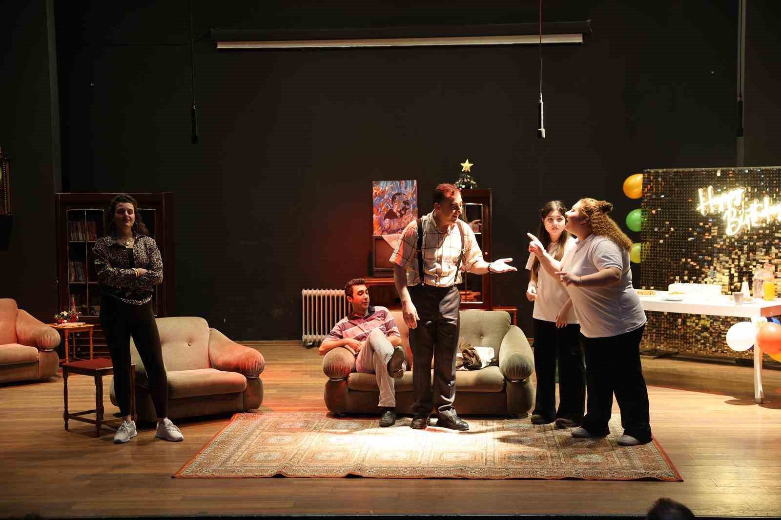 Menemenli oyuncular sahnede yıldızlaştı
