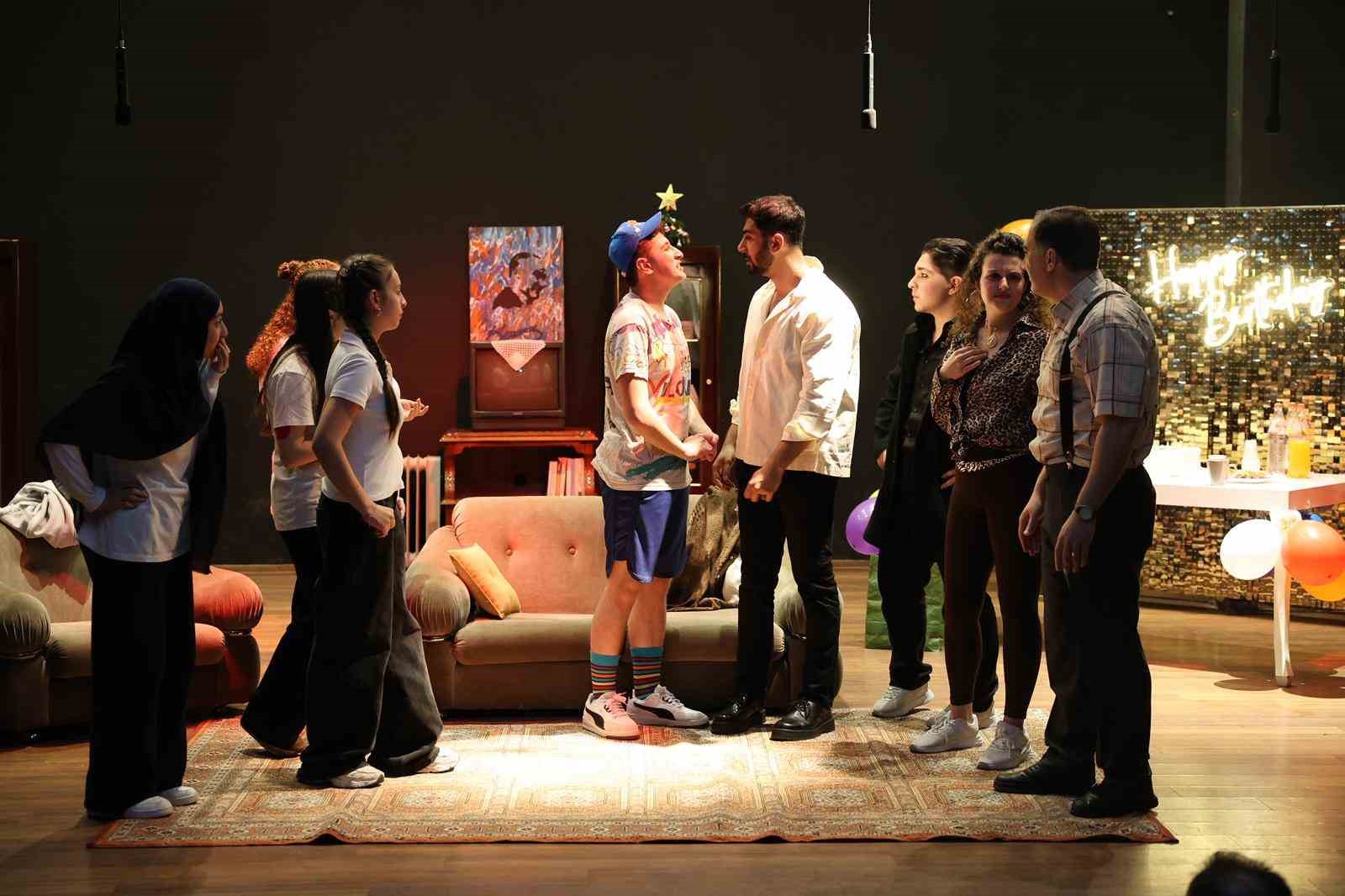 Menemenli oyuncular sahnede yıldızlaştı
