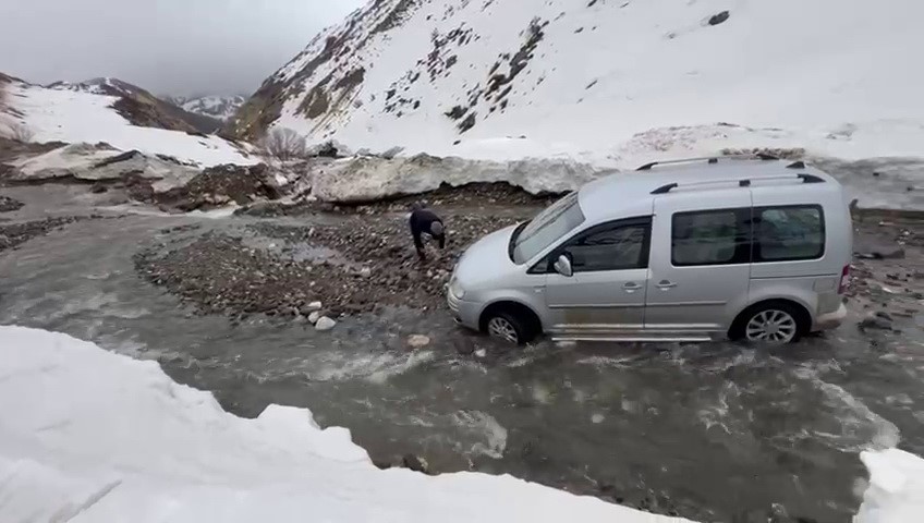 Menfez olmayan yolda sel: Araçlar mahsur kaldı
