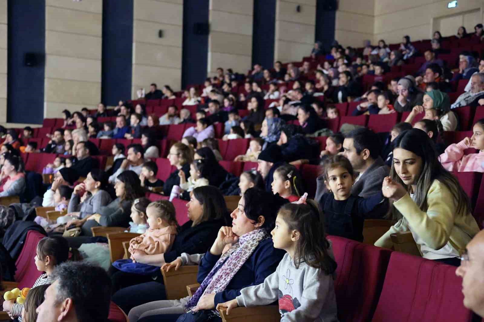 Menteşe Belediye Tiyatrosu Acıpayam’da sahne aldı
