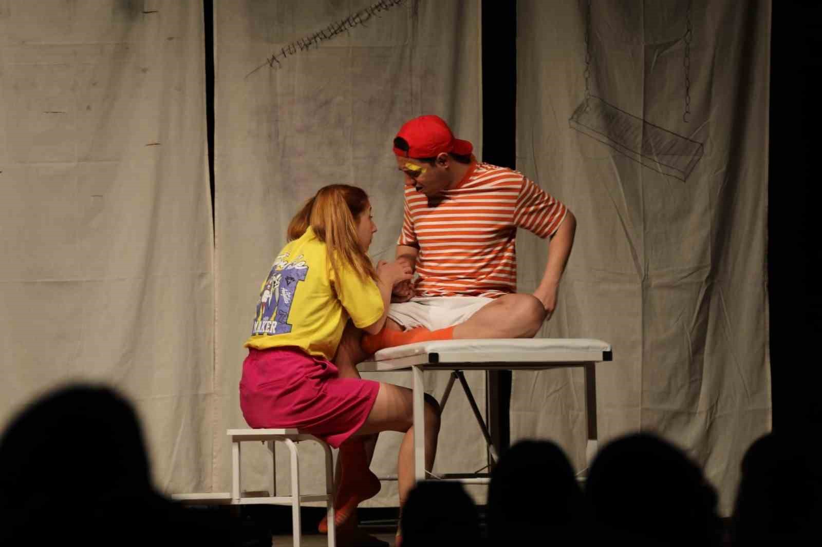 Menteşe Belediye Tiyatrosu "Çocuk Parkı Yaraları" ile Fethiye’de sahne aldı
