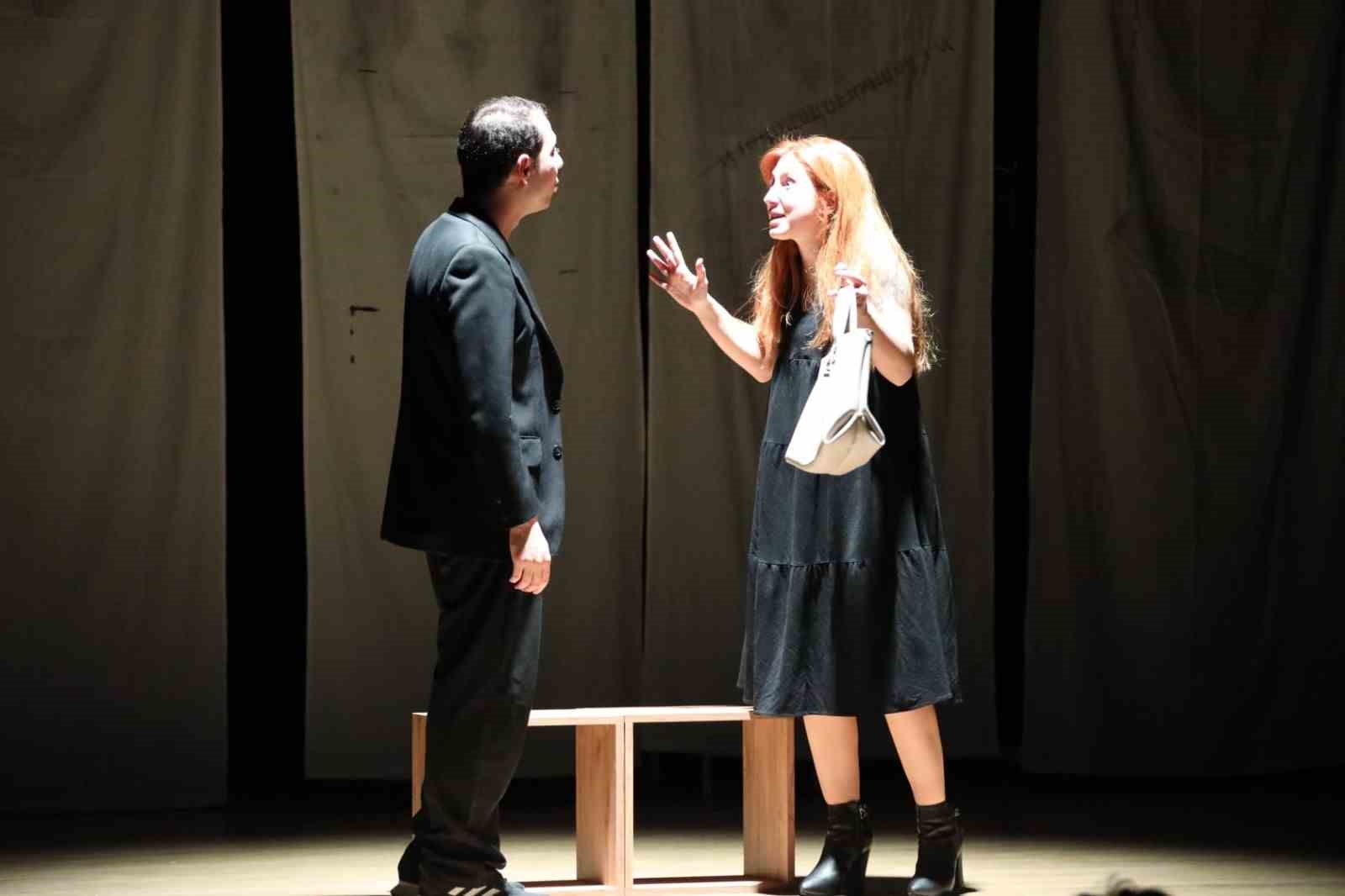 Menteşe Belediye Tiyatrosu "Çocuk Parkı Yaraları" ile Fethiye’de sahne aldı
