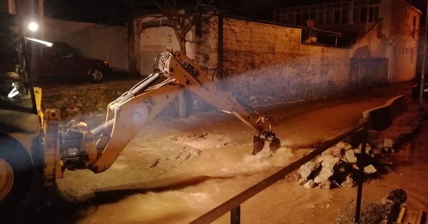 Menteşe Belediyesi ekipleri gece boyunca mesai yaptı
