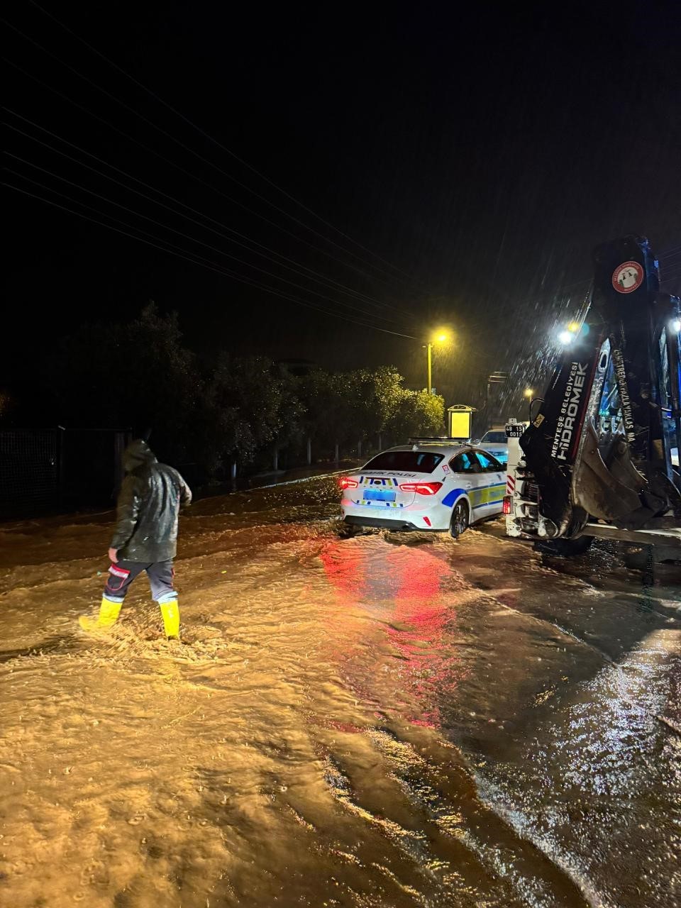 Menteşe Belediyesi ekipleri gece boyunca mesai yaptı
