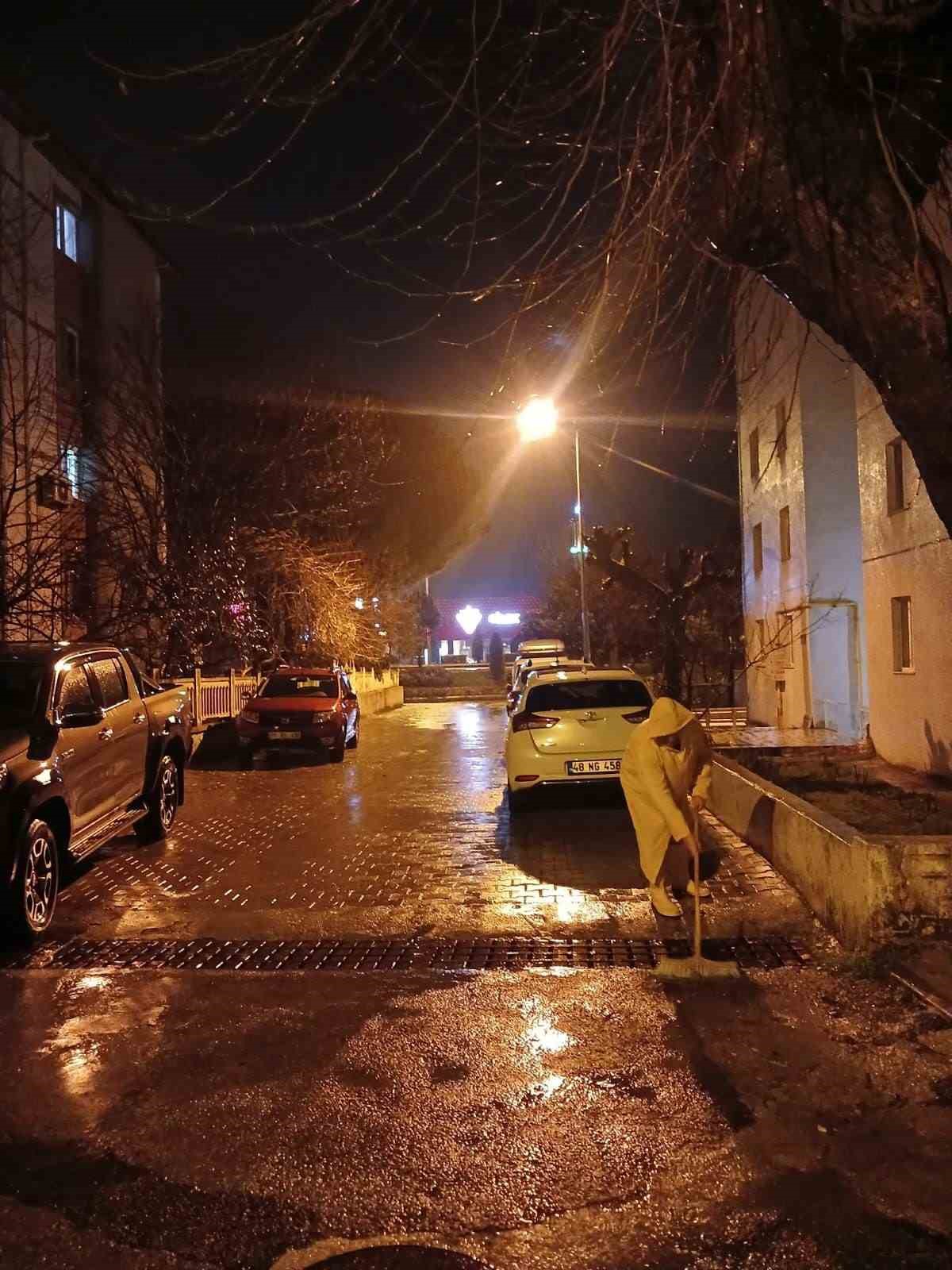 Menteşe Belediyesi ekipleri gece boyunca mesai yaptı
