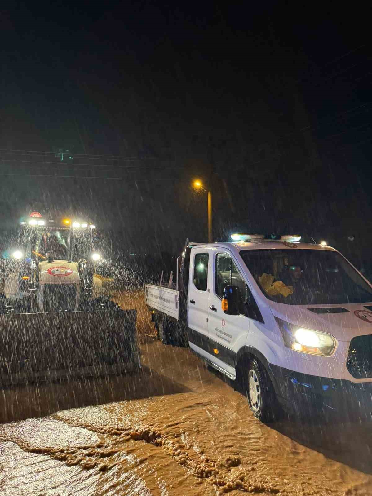 Menteşe Belediyesi ekipleri gece boyunca mesai yaptı
