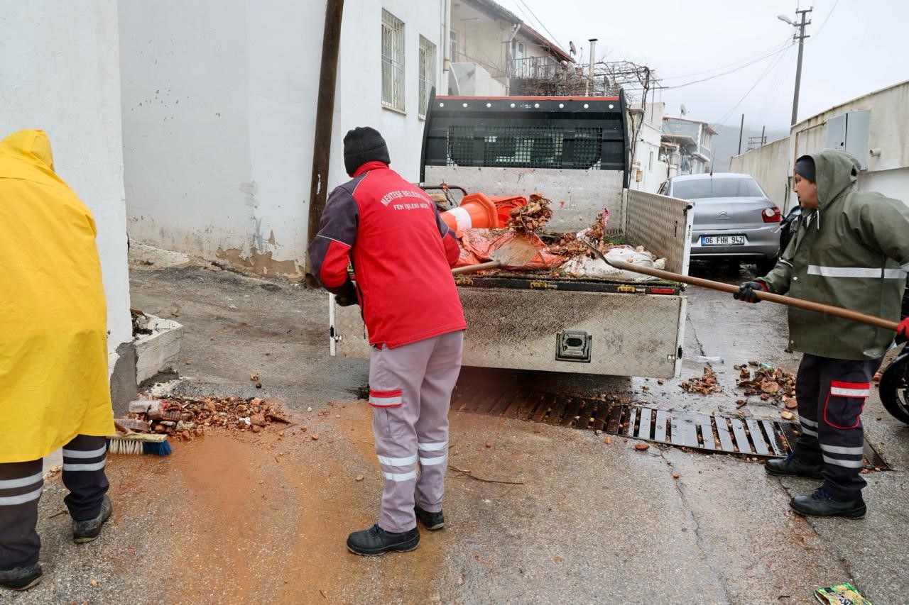 Menteşe Belediyesi ekiplerinden, 24 saatlik kesintisiz müdahale
