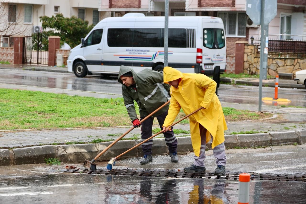 Menteşe Belediyesi ekiplerinden, 24 saatlik kesintisiz müdahale
