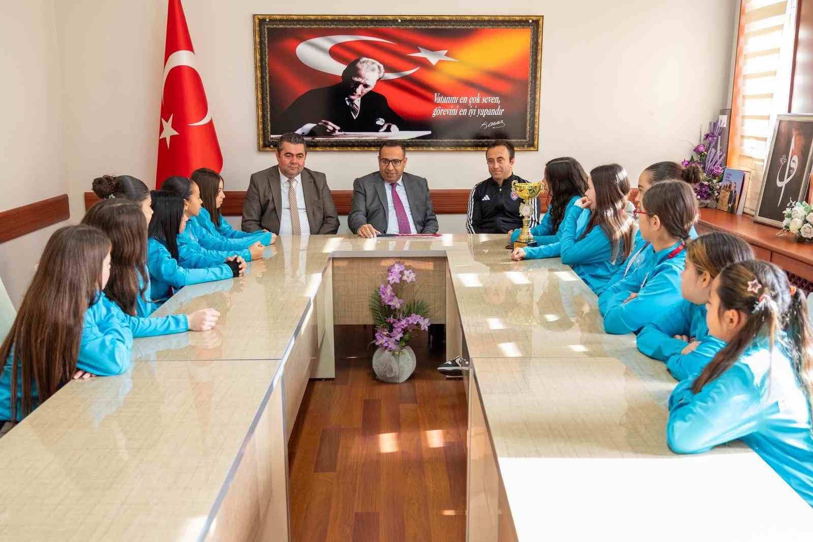 Menteşe Cumhuriyet Ortaokulu Hokey Takımı, Türkiye yarı finalleri yolunda
