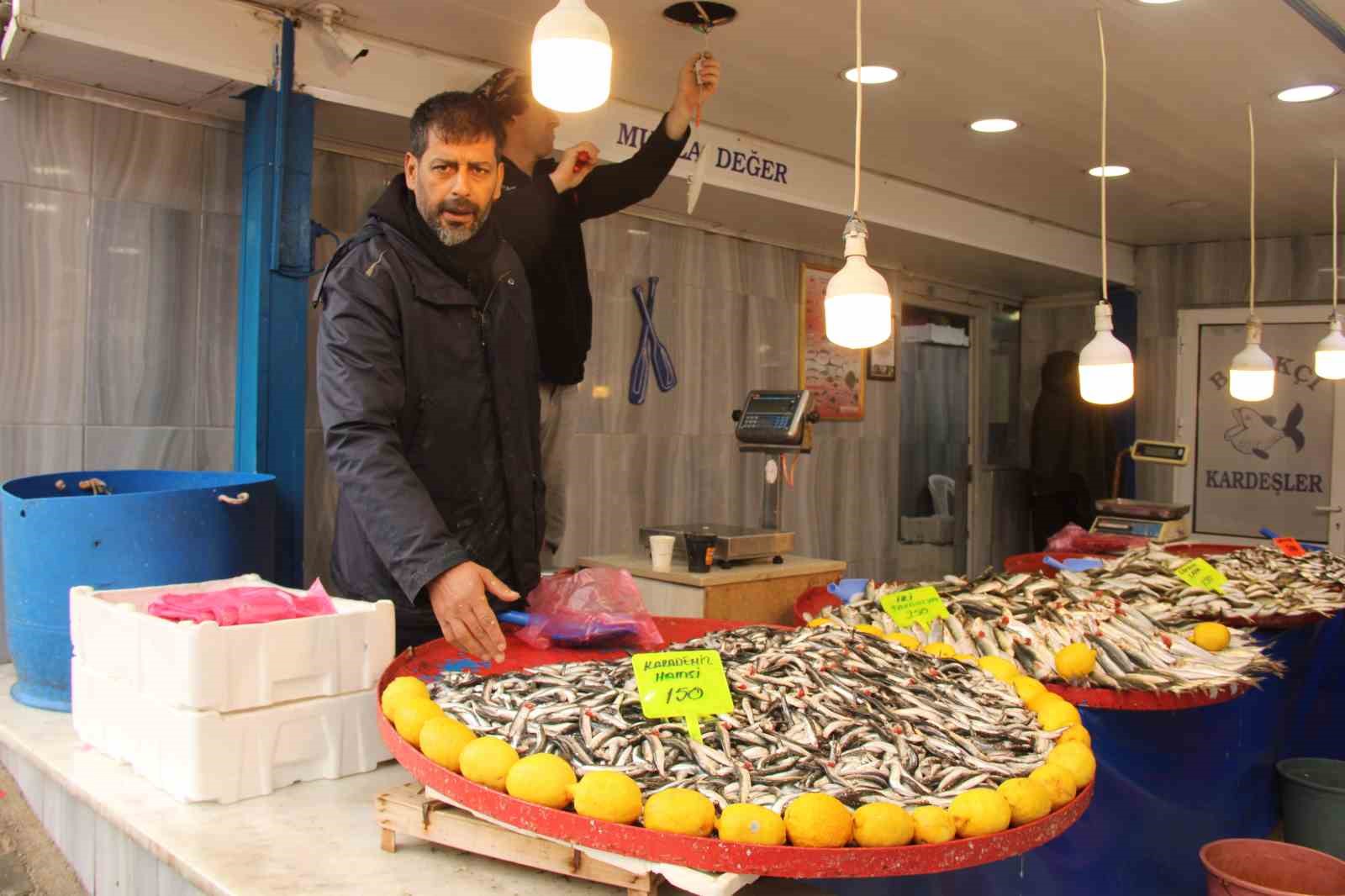 Menteşe pazarında hamsi ucuzladı
