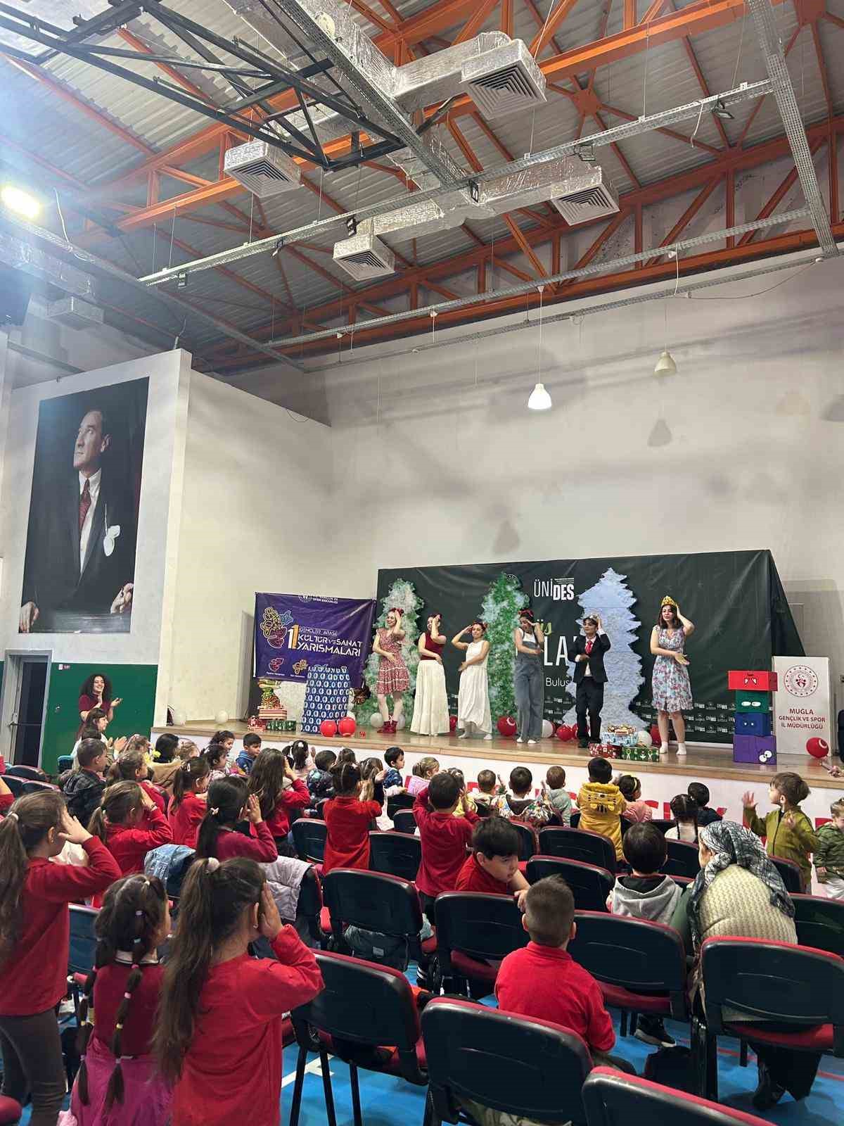 Menteşe’de çocuk tiyatrosu ilgiyle izlendi
