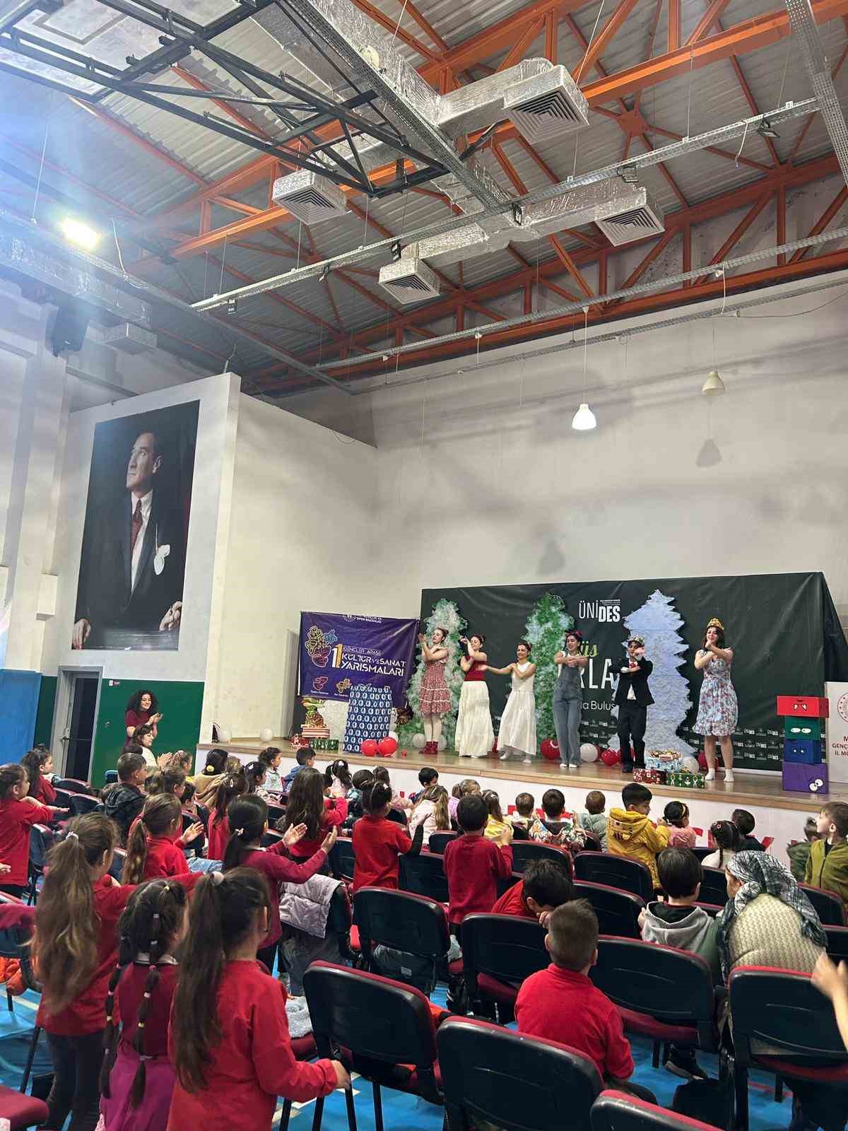 Menteşe’de çocuk tiyatrosu ilgiyle izlendi
