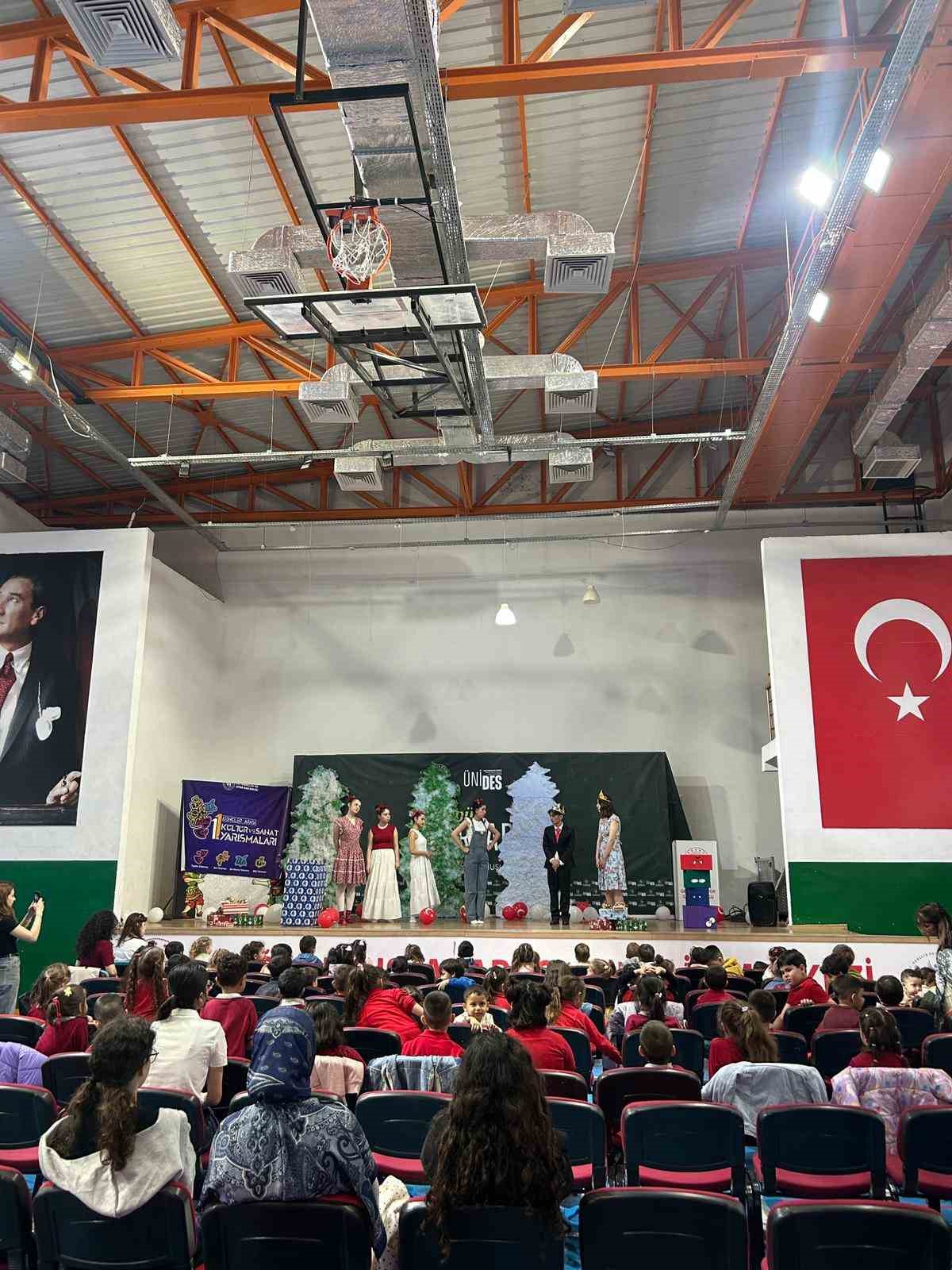 Menteşe’de çocuk tiyatrosu ilgiyle izlendi
