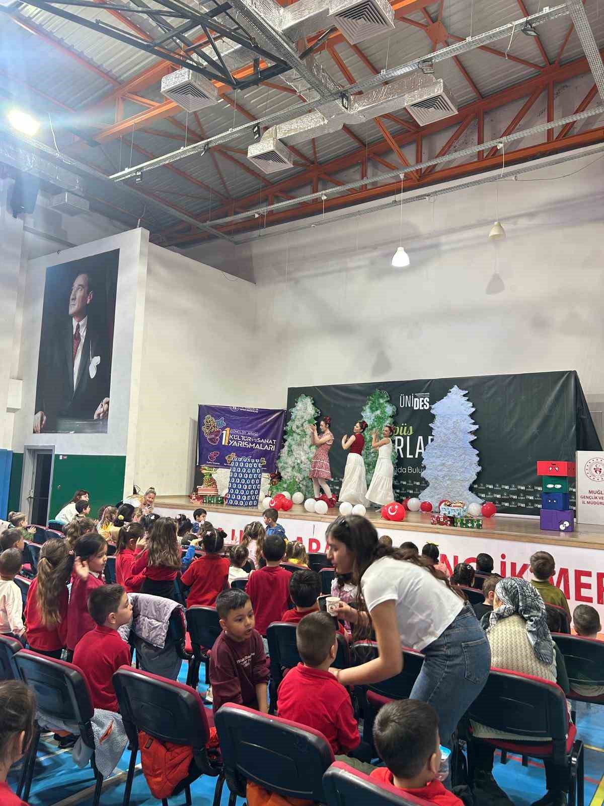 Menteşe’de çocuk tiyatrosu ilgiyle izlendi
