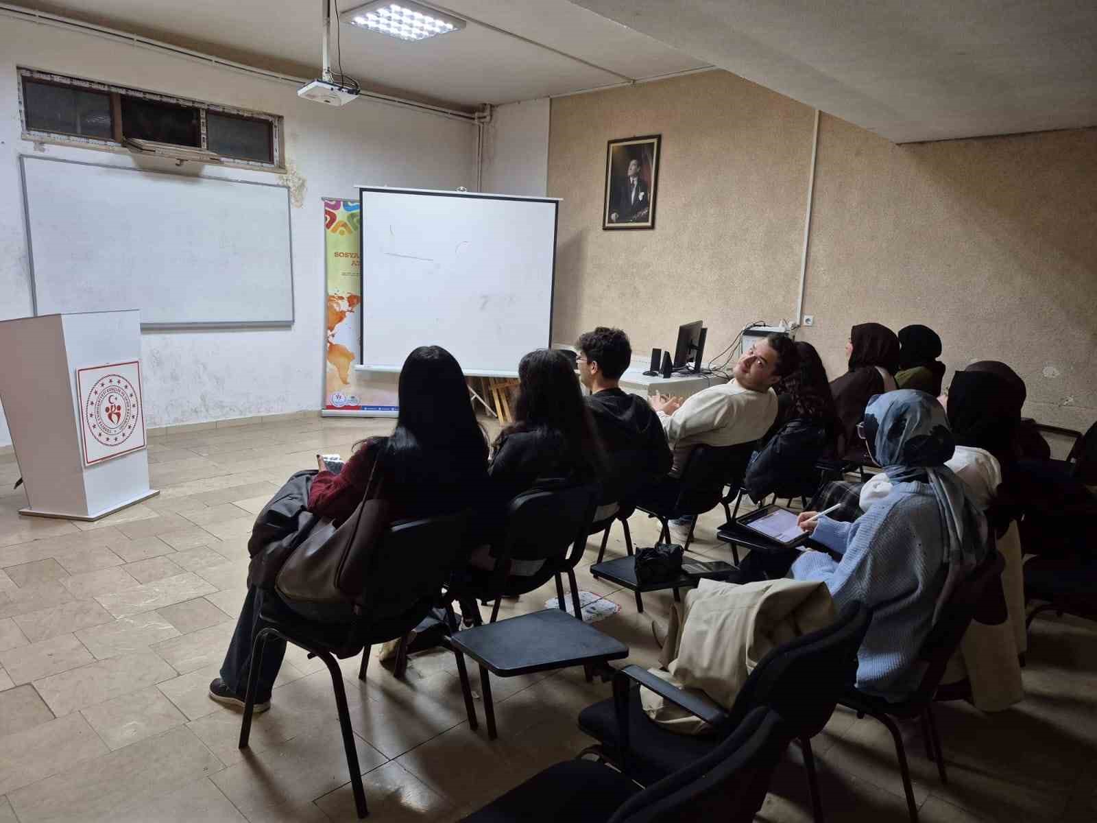 Menteşe’de, gençler "Kendini Keşfet" programı ile etkili iletişim eğitimi tamamlandı
