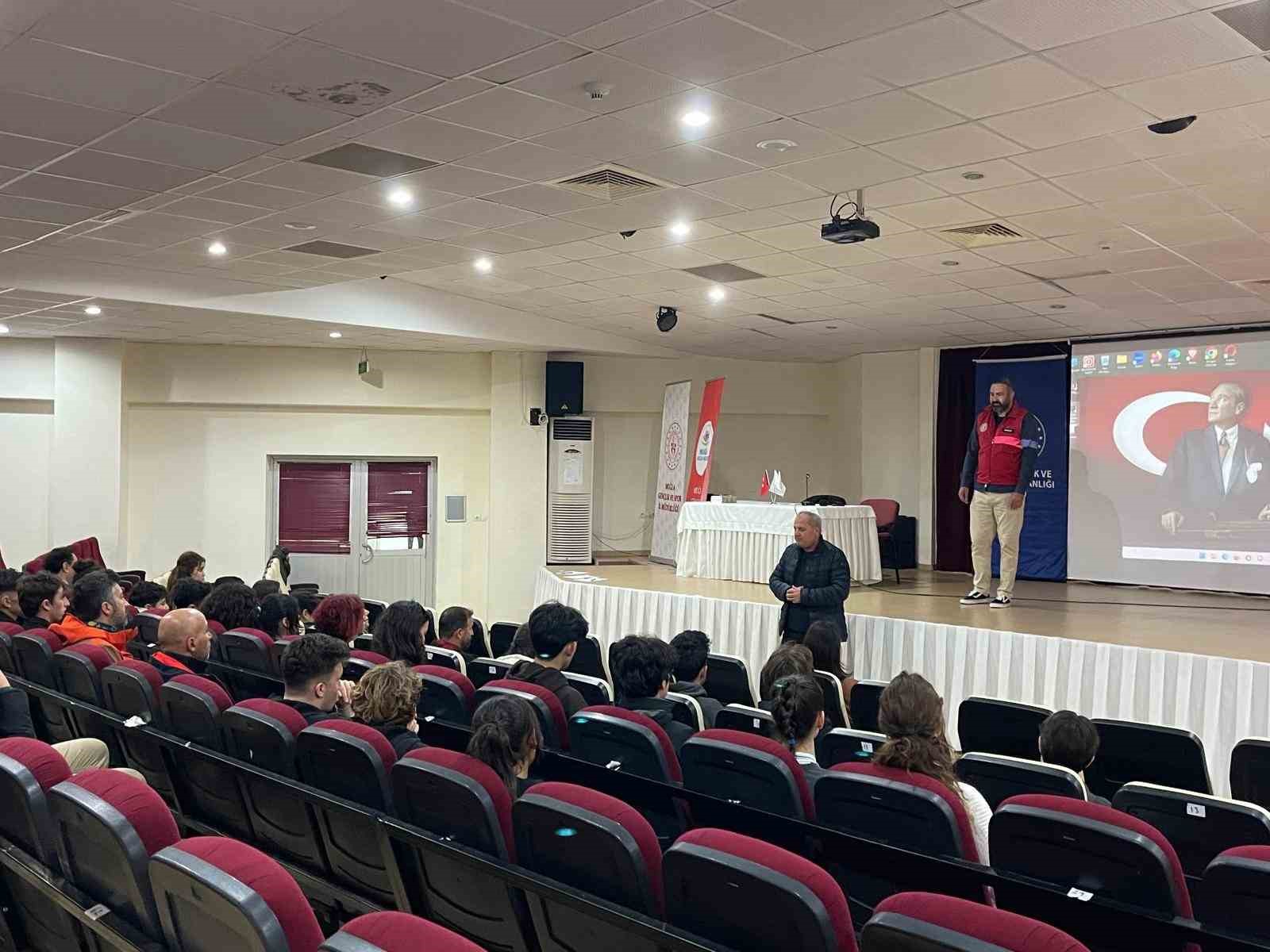 Menteşe’de, gençler "Kendini Keşfet" programı ile etkili iletişim eğitimi tamamlandı
