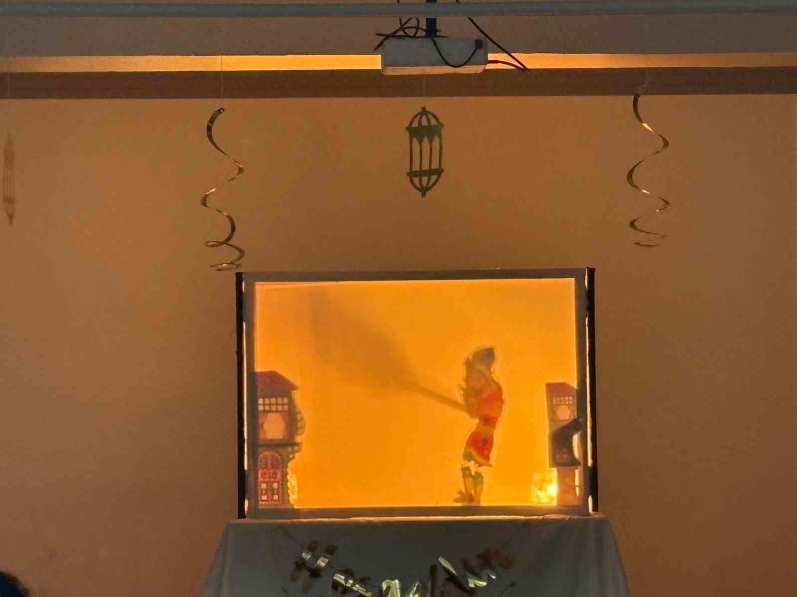 Menteşe’de gönüllü gençler Hacivat ve Karagöz’ü okullara taşıdı
